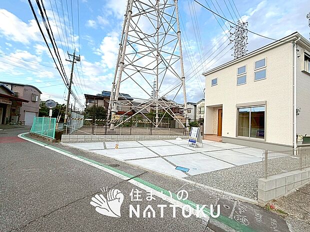 【現地写真（前道含む外観）】軽くて火災に強い屋根材を採用し、地震時の建物への負担や揺れを軽減しています。