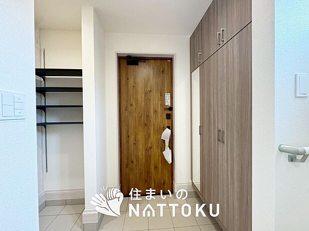 【現地写真（玄関）】玄関には、大型のシューズ収納を設置しています。