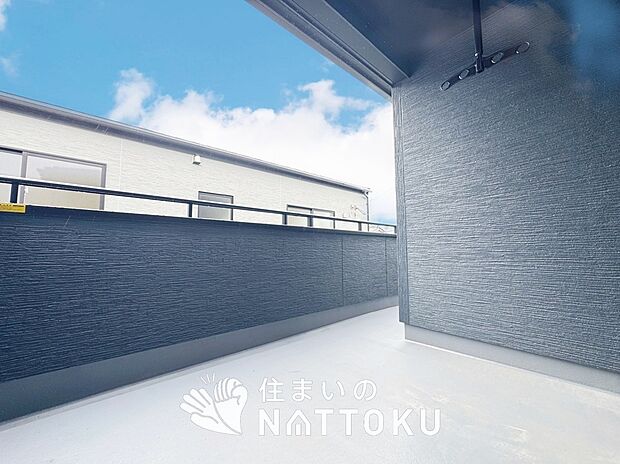 【バルコニー】奥行きが広く、洗濯物をゆったりと干せる十分な広さで、家族の洗濯も捗ります。