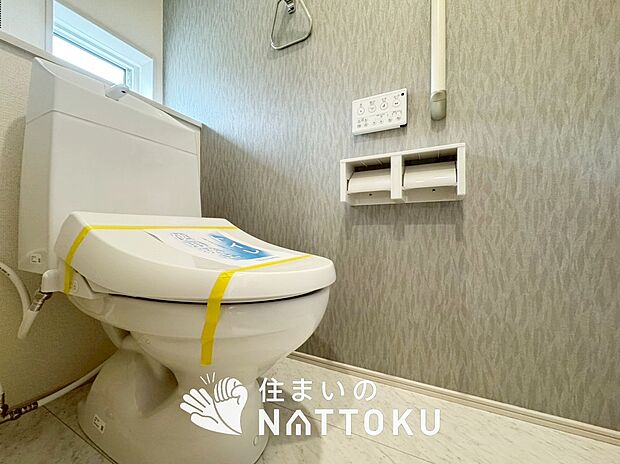 【トイレ】汚れてもサッとひと拭きでお手入れ簡単、エコ仕様の温水洗浄便座付きのトイレです。
バリアフリーにも配慮しています。
