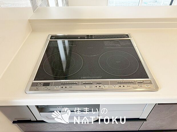 【ビルトインコンロ】フラットな構造で清掃性が高く、過熱防止センサー付３口タイプで日頃の家事も快適です。