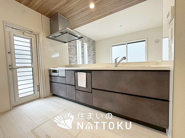 【現地写真（キッチン）】収納たっぷりのシステムキッチン、浄水器付水栓を標準装備しています。