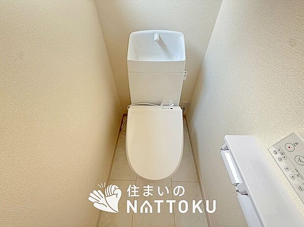 【トイレ】汚れてもサッとひと拭きでお手入れ簡単、エコ仕様の温水洗浄便座付きのトイレです。
バリアフリーにも配慮しています。
