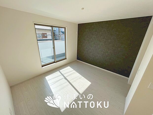 【現地写真(寝室)】木目の美しさを際立たせるシンプルデザインの建具を使用しています。