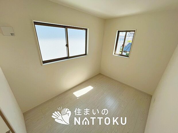 【現地写真(洋室)】木目の美しさを際立たせるシンプルデザインの建具を使用しています。