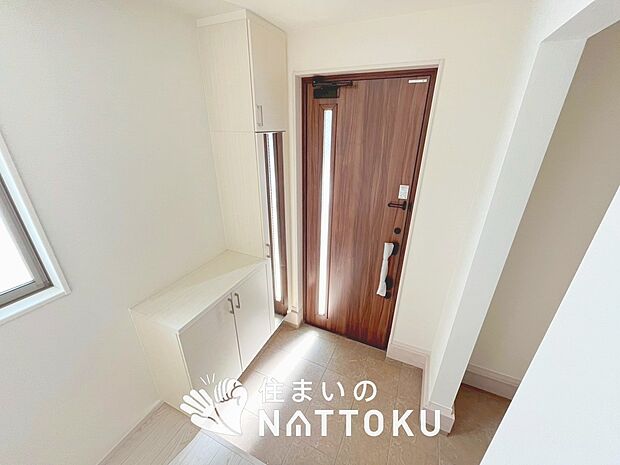 【現地写真(玄関)】玄関には、大型のシューズ収納を設置しています。