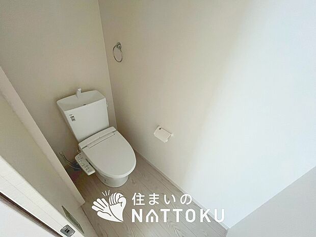 【トイレ】汚れてもサッとひと拭きでお手入れ簡単、エコ仕様の温水洗浄便座付きのトイレです。
バリアフリーにも配慮しています。