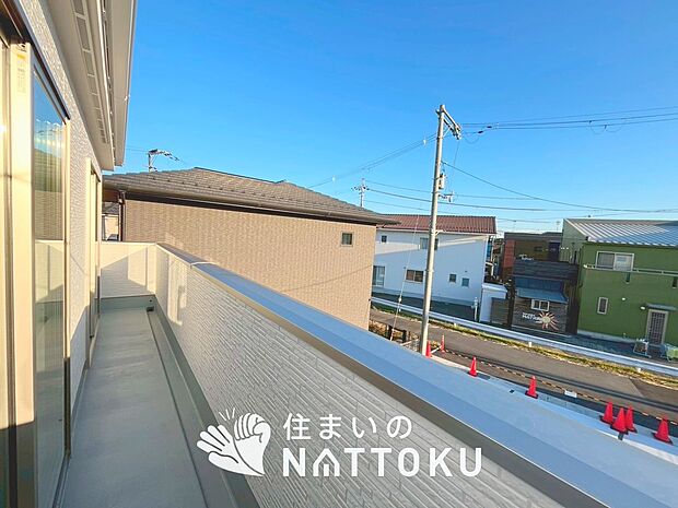 【バルコニー】奥行きが広く、洗濯物をゆったりと干せる十分な広さで、家族の洗濯も捗ります。