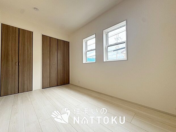 【現地写真（寝室）】木目の美しさを際立たせるシンプルデザインの建具を使用しています。