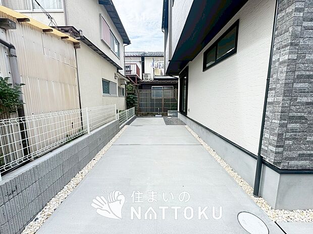 【現地写真（駐車場）】駐車スペースが広く、運転が苦手な方も安心です。