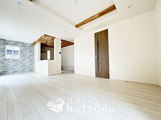 【現地写真（リビング）】フローリング材には、木目、色調など木材特有の風合いがあり、ナチュラルな美しさになっています。