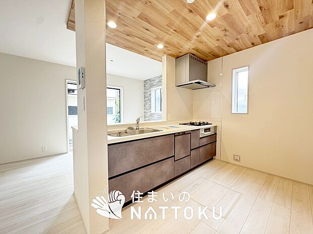 【現地写真（キッチン）】収納たっぷりのシステムキッチン、浄水器付水栓を標準装備しています。