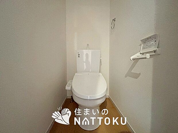 【トイレ】汚れてもサッとひと拭きでお手入れ簡単、エコ仕様の温水洗浄便座付きのトイレです。
バリアフリーにも配慮しています。
