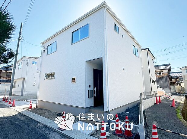 【現地写真（外観）【１号地】】軽くて火災に強い屋根材を採用し、地震時の建物への負担や揺れを軽減しています。