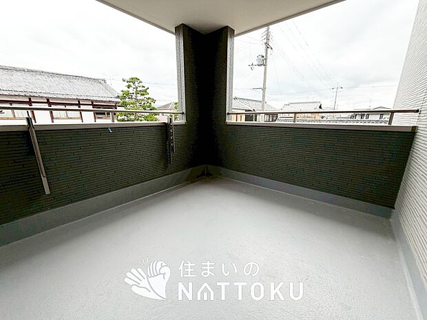 【バルコニー】奥行きが広く、洗濯物をゆったりと干せる十分な広さで、家族の洗濯も捗ります。