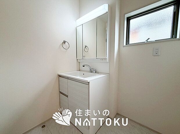 【洗面台・洗面所】鏡の両サイドは、必要なものを取出しやすく、大きな鏡面で朝の準備も快適。
使いやすいリフトアップ機能付きのシングルレバーシャワー水栓付です。