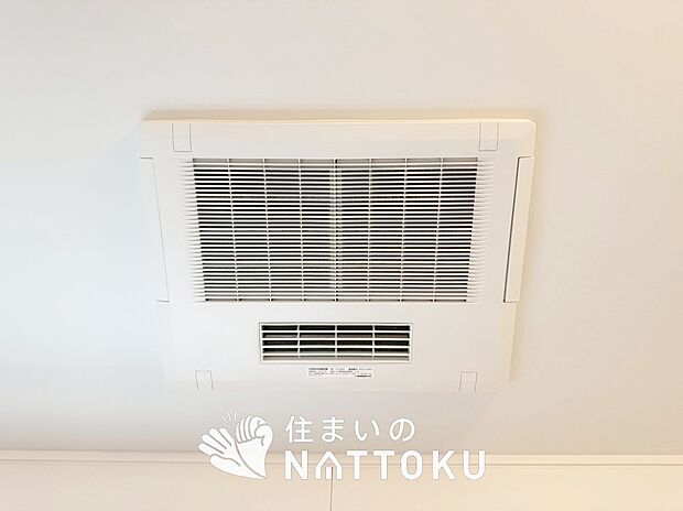 【浴室暖房換気乾燥機】寒い冬場はあたたかく、暑い夏場は扇風機のような心地よさです。
雨の日は、浴室が衣類乾燥スペースになります。