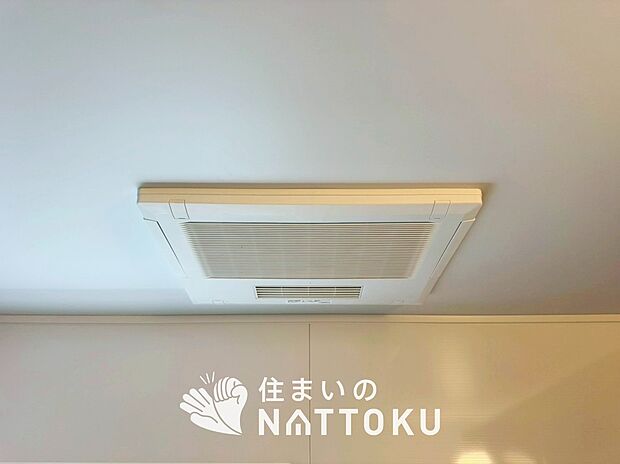 【浴室暖房換気乾燥機】寒い冬場はあたたかく、暑い夏場は扇風機のような心地よさです。
雨の日は、浴室が衣類乾燥スペースになります。
