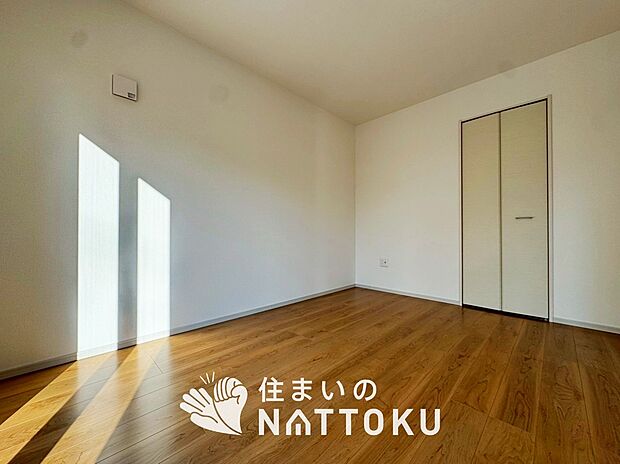 【現地写真(寝室)】木目の美しさを際立たせるシンプルデザインの建具を使用しています。
