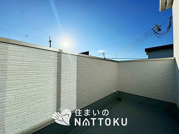 【バルコニー】奥行きが広く、洗濯物をゆったりと干せる十分な広さで、家族の洗濯も捗ります。