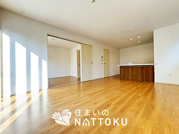 【現地写真(リビング)】フローリング材には、木目、色調など木材特有の風合いがあり、ナチュラルな美しさになっています。