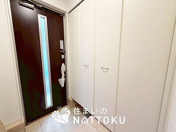 【現地写真（玄関）】玄関には、大型のシューズ収納を設置しています。