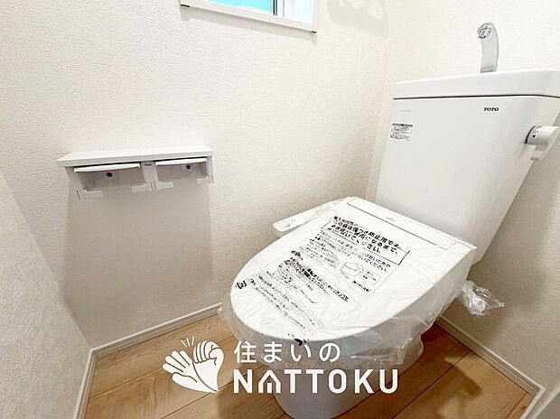 【トイレ】汚れてもサッとひと拭きでお手入れ簡単、エコ仕様の温水洗浄便座付きのトイレです。
バリアフリーにも配慮しています。