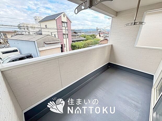 【バルコニー】奥行きが広く、洗濯物をゆったりと干せる十分な広さで、家族の洗濯も捗ります。