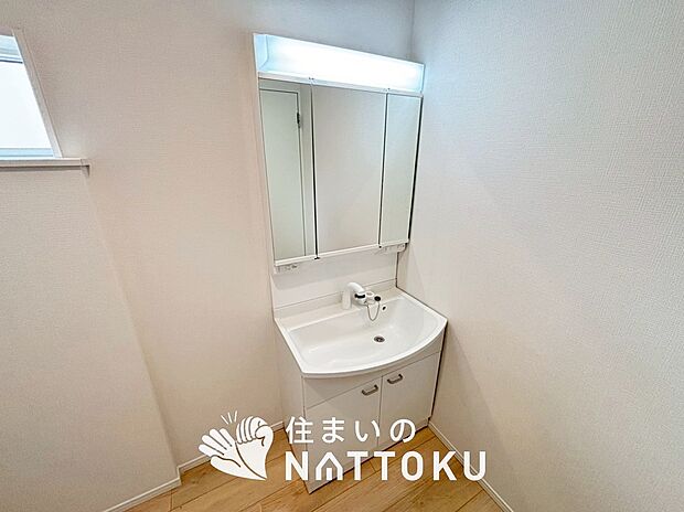 【洗面台・洗面所】鏡の両サイドは、必要なものを取出しやすく、大きな鏡面で朝の準備も快適。
使いやすいリフトアップ機能付きのシングルレバーシャワー水栓付です。
