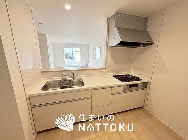 【現地写真（キッチン）】収納たっぷりのシステムキッチン、浄水器付水栓を標準装備しています。