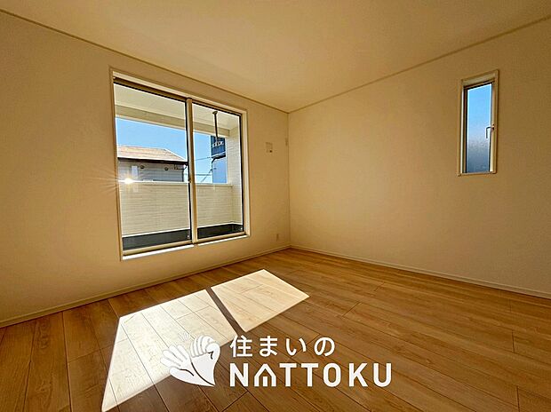 【現地写真(寝室)】木目の美しさを際立たせるシンプルデザインの建具を使用しています。