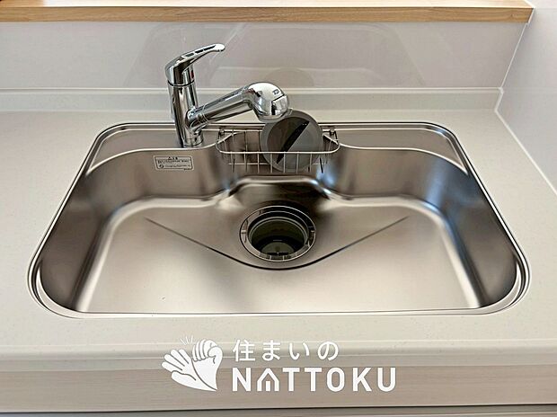 【浄水器内臓型ハンドシャワー付シンク】広々とした凸型シンクに洗剤ポケットを標準装備。すっきり収納できます。
また、蛇口の先端に浄水器を内蔵しているため場所をとりません。