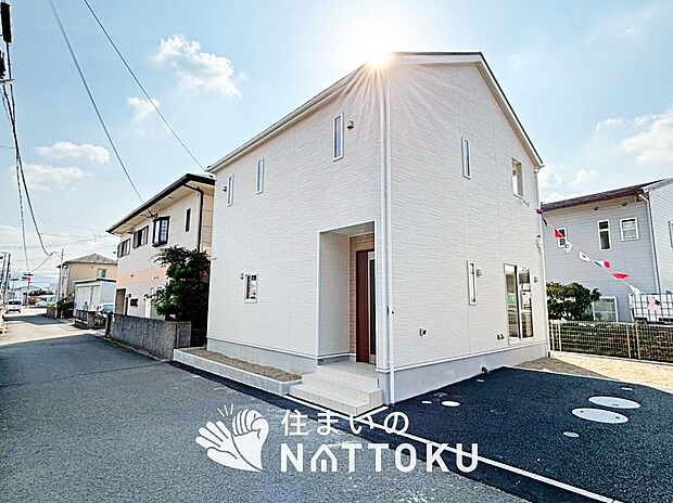 【現地写真(前道含む外観)】健康被害に配慮したもっとも安全性の高い建材を採用し、シックハウス対策をしております。