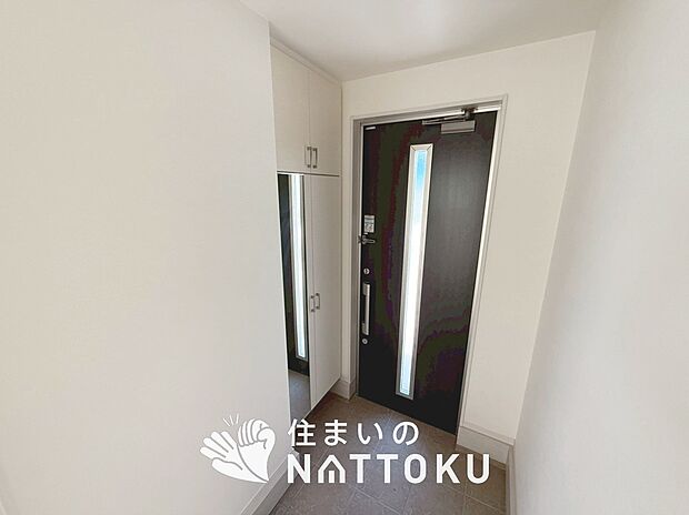 【現地写真（玄関）】玄関には、大型のシューズ収納を設置しています。