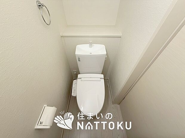 【トイレ】汚れてもサッとひと拭きでお手入れ簡単、エコ仕様の温水洗浄便座付きのトイレです。
バリアフリーにも配慮しています。
