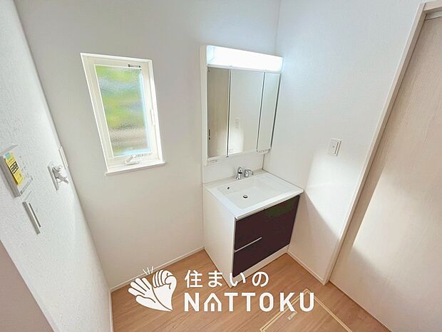 【洗面台・洗面所】鏡の両サイドは、必要なものを取出しやすく、大きな鏡面で朝の準備も快適。
使いやすいリフトアップ機能付きのシングルレバーシャワー水栓付です。