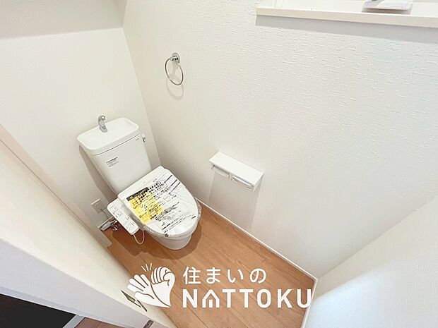 【トイレ】汚れてもサッとひと拭きでお手入れ簡単、エコ仕様の温水洗浄便座付きのトイレです。
バリアフリーにも配慮しています。