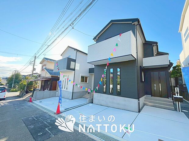 【現地写真(街並み)】雨で汚れを落とし、耐久性・耐候性に優れた外壁を使用しています。