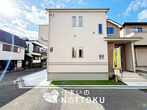 【現地写真（前道含む外観）】健康被害に配慮したもっとも安全性の高い建材を採用し、シックハウス対策をしております。