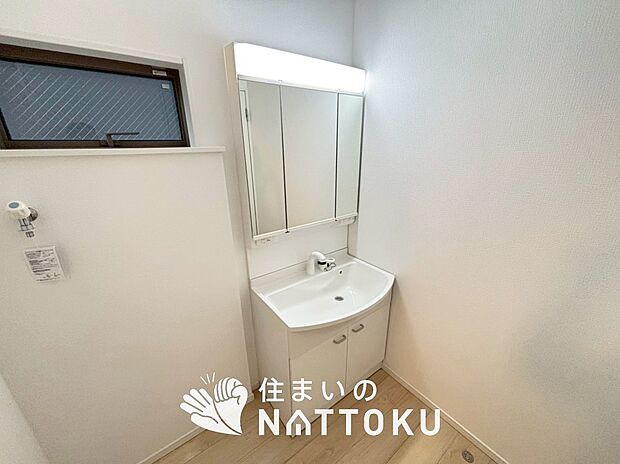 【洗面台・洗面所】鏡の両サイドは、必要なものを取出しやすく、大きな鏡面で朝の準備も快適。
使いやすいリフトアップ機能付きのシングルレバーシャワー水栓付です。