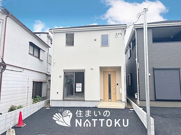 【現地写真(外観)【2号地】】雨で汚れを落とし、耐久性・耐候性に優れた外壁を使用しています。