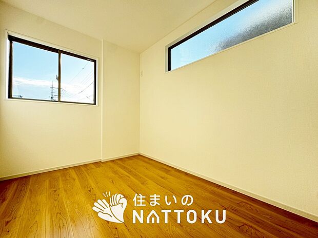 【現地写真（洋室）】木目の美しさを際立たせるシンプルデザインの建具を使用しています。