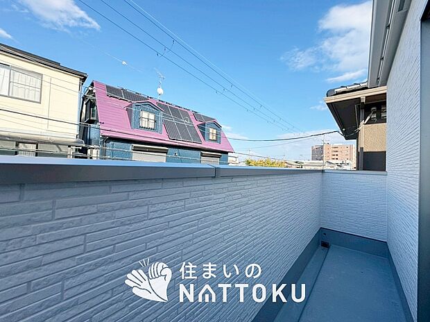 【バルコニー】奥行きが広く、洗濯物をゆったりと干せる十分な広さで、家族の洗濯も捗ります。