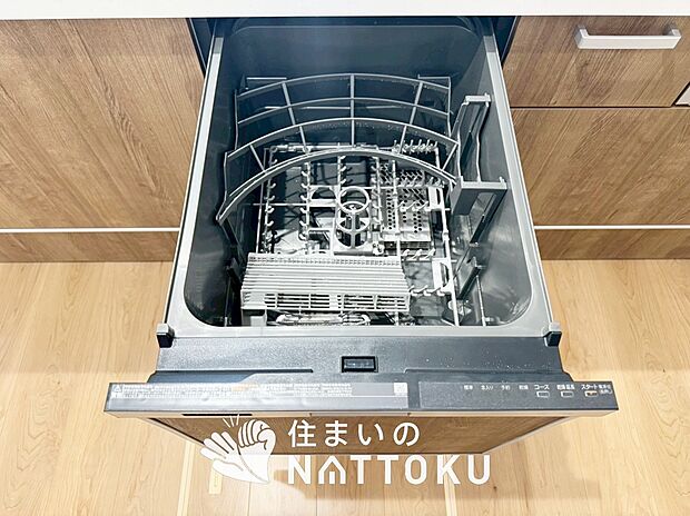 【食器洗い乾燥機】食後の時間にゆとりを与えてくれる食器洗い乾燥機。
操作ボタンも上面にあるので、腰をかがめずに操作ができラクラクです。

