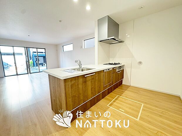 【現地写真（キッチン）】収納たっぷりのシステムキッチン、浄水器付水栓を標準装備しています。