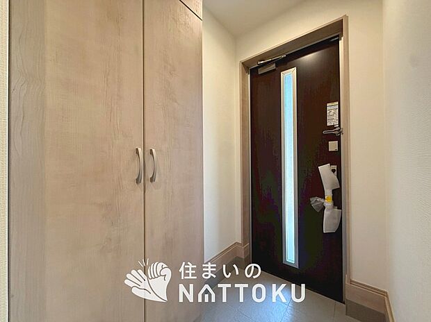 【現地写真（玄関）】玄関には、大型のシューズ収納を設置しています。