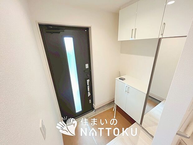 【現地写真(玄関)】玄関には、大型のシューズ収納を設置しています。
