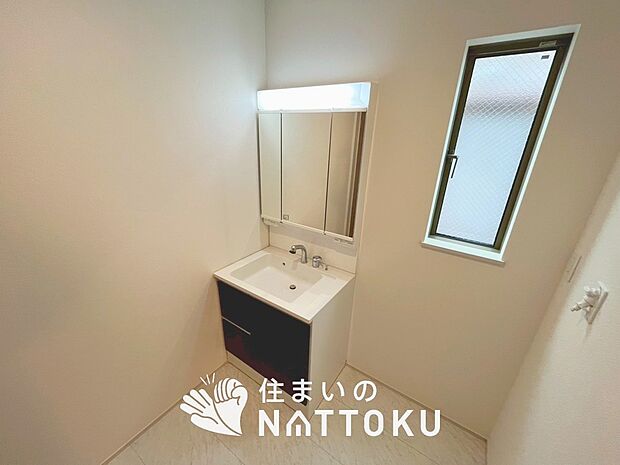 【洗面台・洗面所】鏡の両サイドは、必要なものを取出しやすく、大きな鏡面で朝の準備も快適。
使いやすいリフトアップ機能付きのシングルレバーシャワー水栓付です。