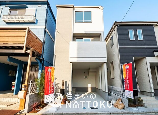 【現地写真(外観)【2号地】】軽くて火災に強い屋根材を採用し、地震時の建物への負担や揺れを軽減しています。