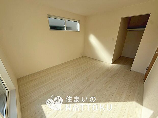 【現地写真(洋室)】木目の美しさを際立たせるシンプルデザインの建具を使用しています。